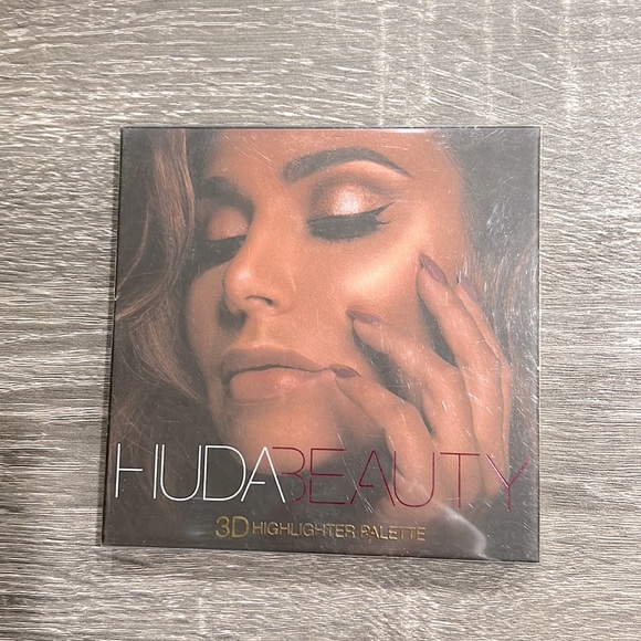HUDA BEAUTY 3D Highlighter Palette - Picture 1 of 5